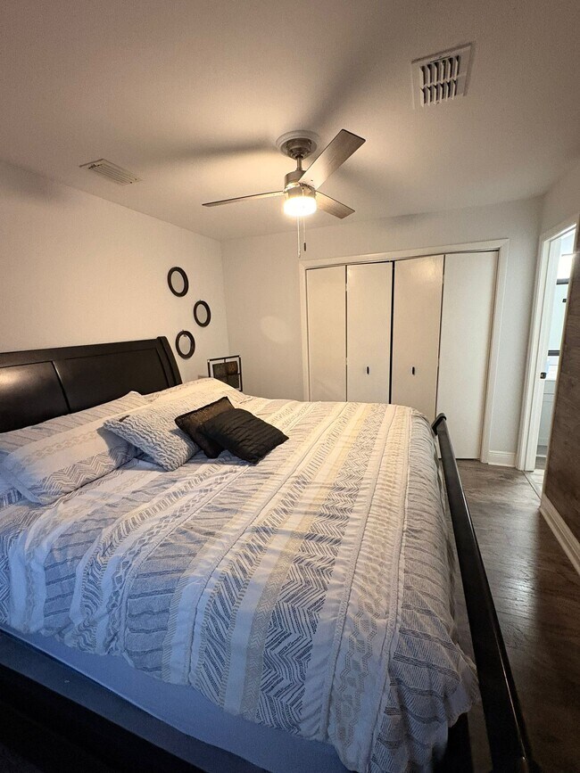 Foto del edificio - 635 Queens Cir