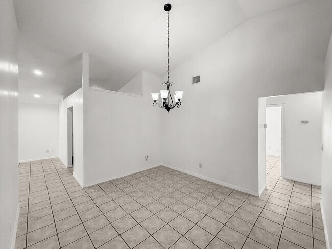 Building Photo - Move-In Ready 3 Bed | 2 Bath Home in Prime Tampa Location