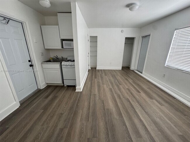 Foto del edificio - 240 NW 64th St