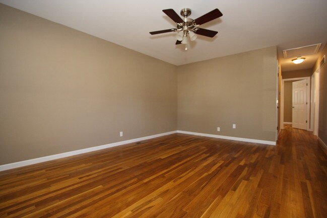 Building Photo - 9625 Glen Owen Dr