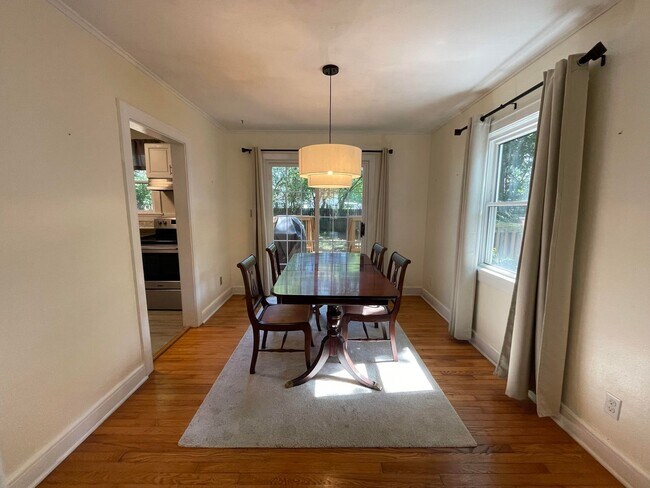 Building Photo - Lovely 3 Bedroom home