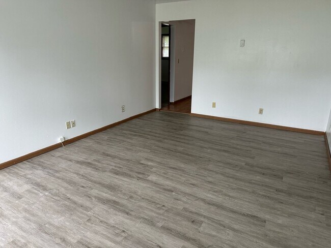 Building Photo - 2 Bedroom W/ Garage