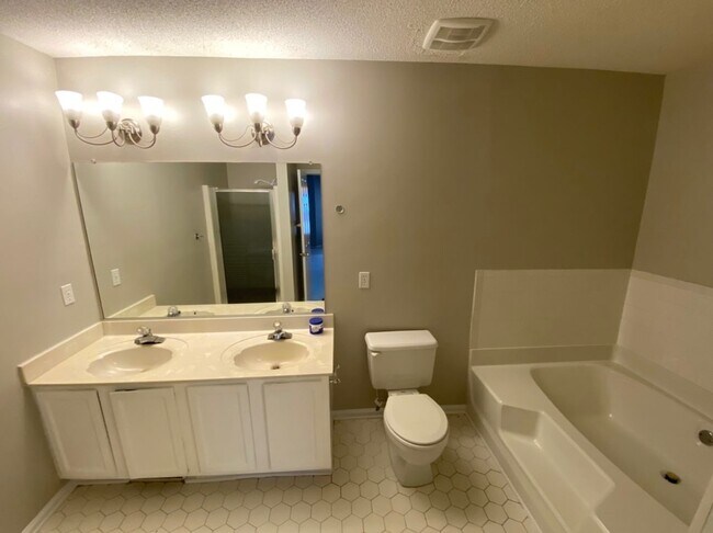 Building Photo - Charming Woodcroft Home