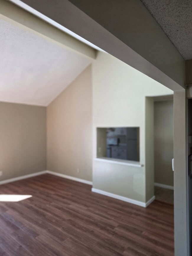 Building Photo - 1611 Lyndhurst Dr