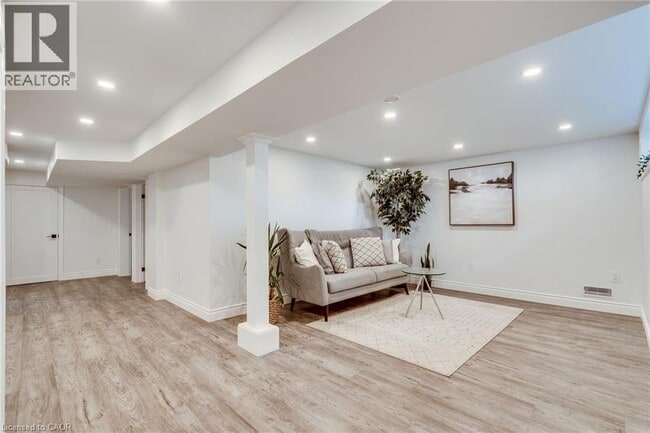 Building Photo - 236 Fernwood Crescent