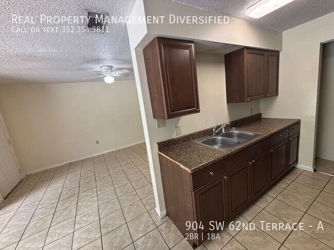 Foto del edificio - 904 SW 62nd Terrace
