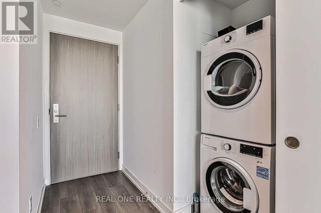 Photo du bâtiment - 161 Roehampton Ave