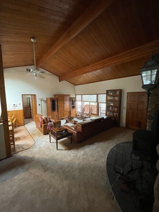 Foto del edificio - Gorgeous River Front Cabin in the Woods Fully Furnished with Hot Tub!