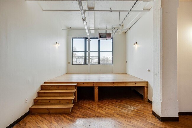 Building Photo - 2 Union St