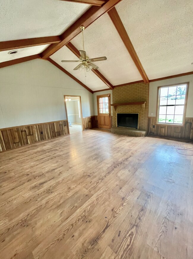 Building Photo - 2403 Englewood Dr