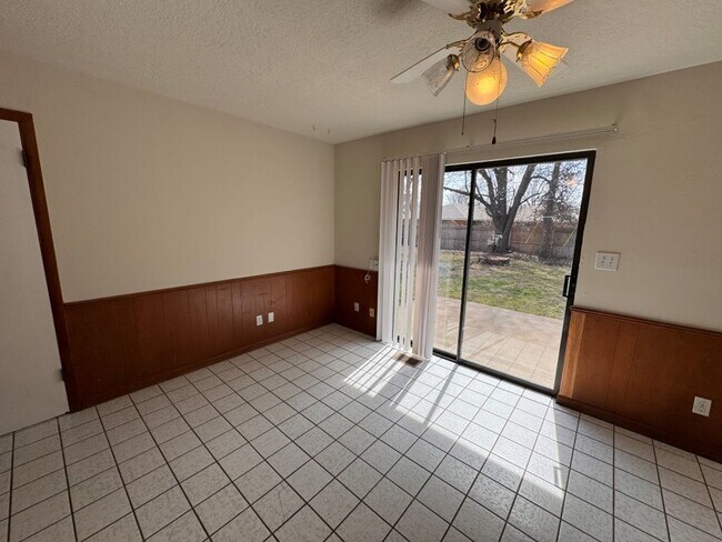 Foto del edificio - Huge fenced yard, charming 3-bedroom Norman home ready for move in!