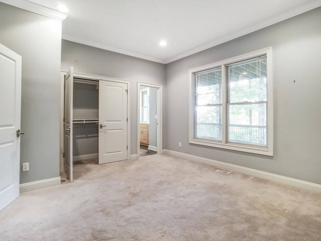 Building Photo - Beautiful home in Valley View with 4BR/4.5BA