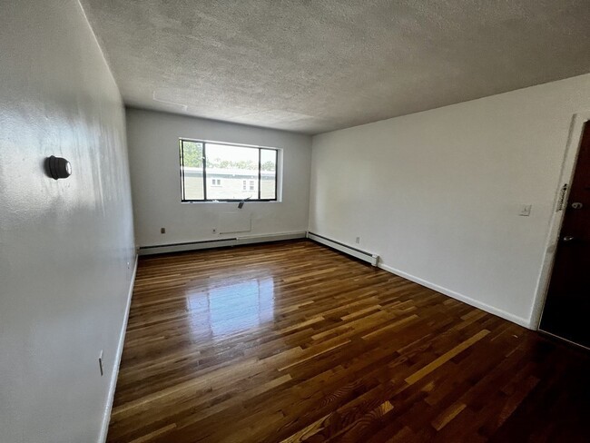 Building Photo - 156 Williams St