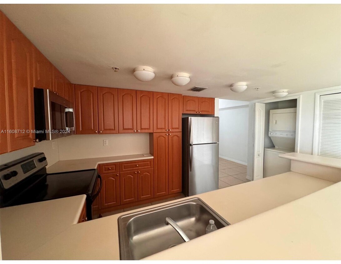Foto principal - 120 S Douglas Rd