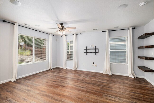 Foto del edificio - 4 Bedroom 2.5 Baths in the Meadows Castle ...