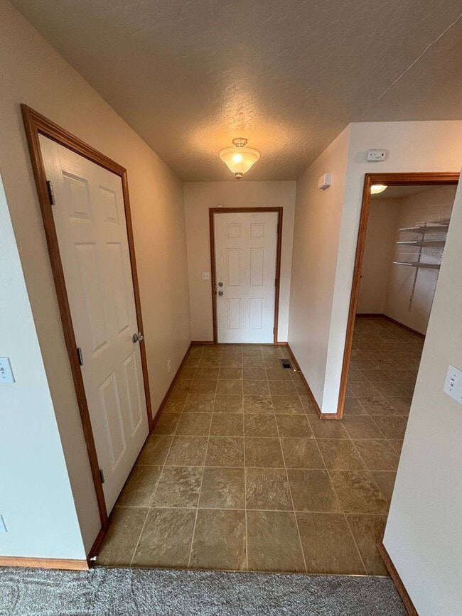 Building Photo - BEAUTIFUL HOME IN THE LANDINGS (APP#59)