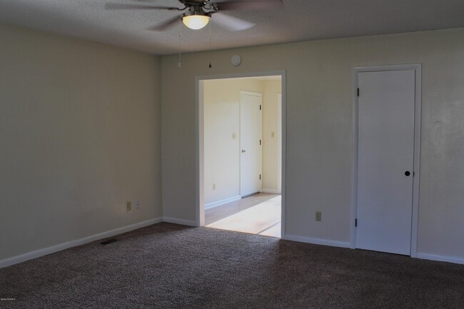Building Photo - 2412 Emeline Pl