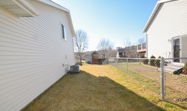 Building Photo - Move-In Ready 3 bed 2 bath with Large Yard!