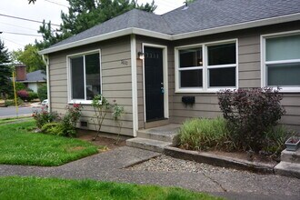 Building Photo - 3600-3602 E Evergreen Blvd