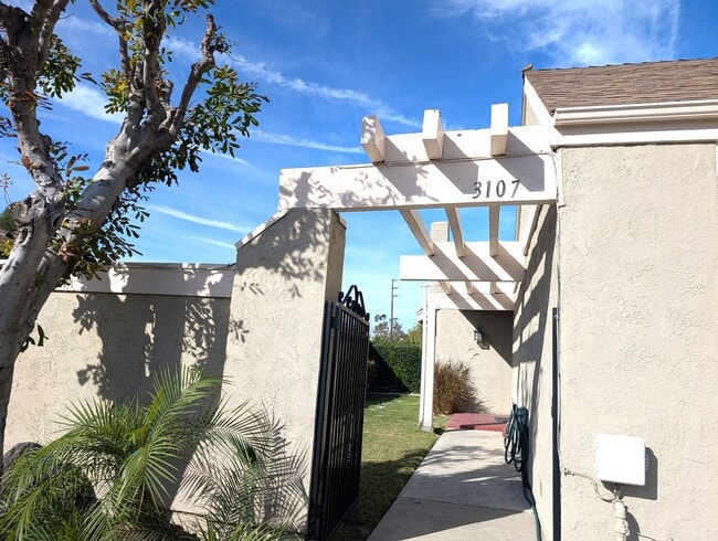 2 Stories SFR - 4 Bedrooms + 2 Baths. AVAILABLE NOW! - 2 Stories SFR - 4 Bedrooms + 2 Baths. AVAILABLE NOW! House