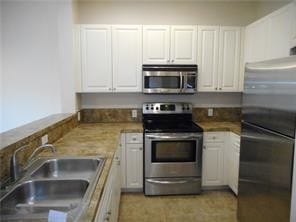 Building Photo - 2571 Riverside Dr