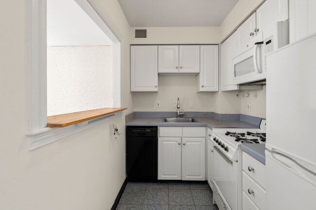 Building Photo - July 1 - Beacon Hill 1 bed in elevator building