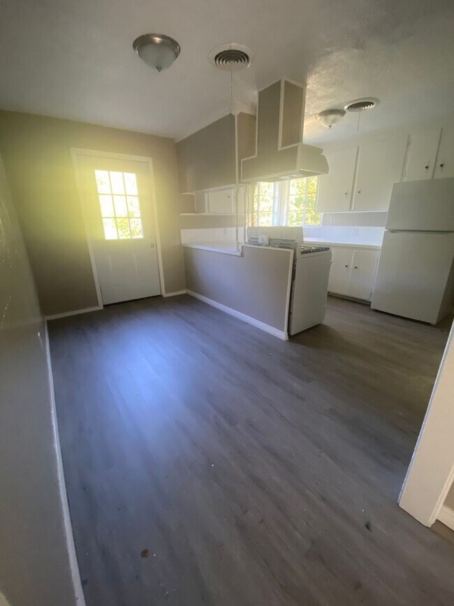 Foto del edificio - Charming 4-Bedroom Home with Beach Vibes!
