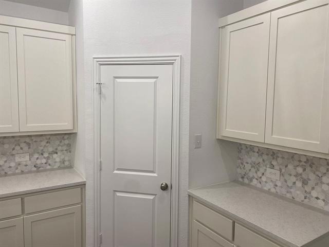 Building Photo - 1613 Pne Vly Dr
