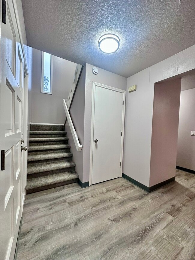 Foto del edificio - Charming & Spacious 3-Bedroom Duplex in the Heart of Highland!