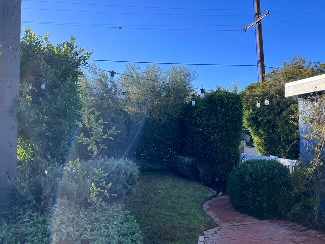 Building Photo - 3200 Oak Ave