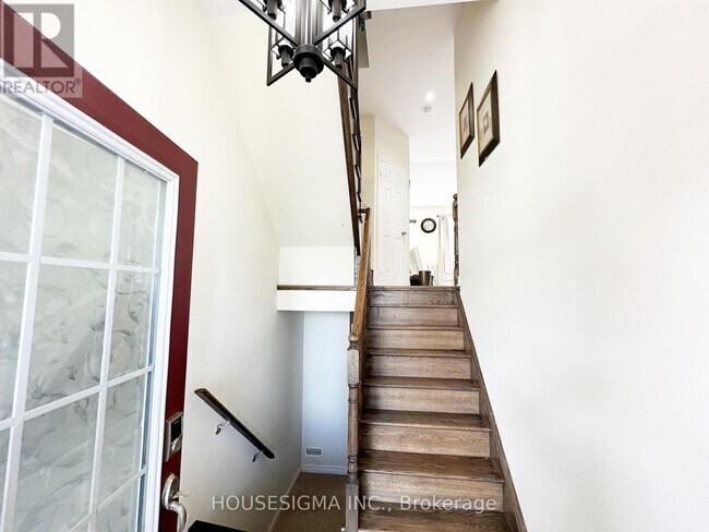 Building Photo - 32 Rockman Cres
