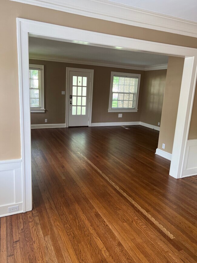 Front Door & Family Room - 4829 Holly St