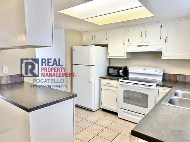 Building Photo - MOVE IN SPECIAL - 2 bed 1.5 bath townhouse...
