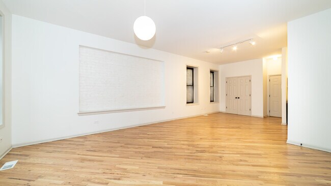 Foto del edificio - 1953 W Dickens Ave