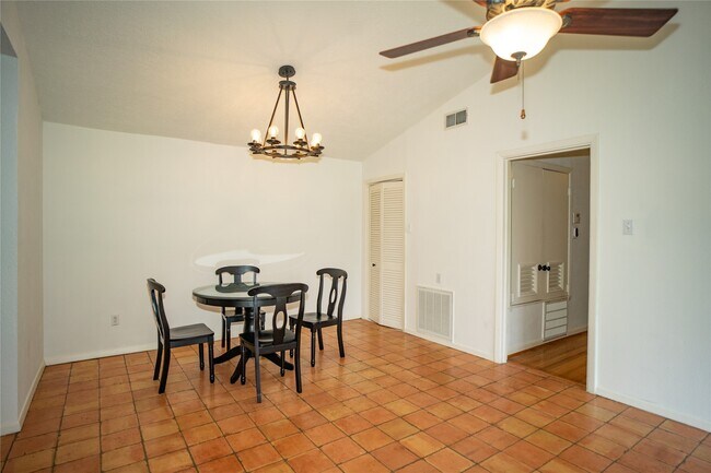 Foto del edificio - 4522 Briarbend Dr