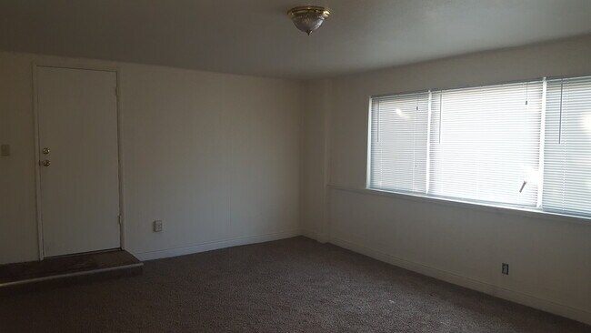 Building Photo - COMING SOON!!! Updated home with easy freeway access