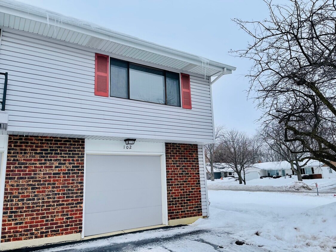 Primary Photo - 102 N Salem Dr