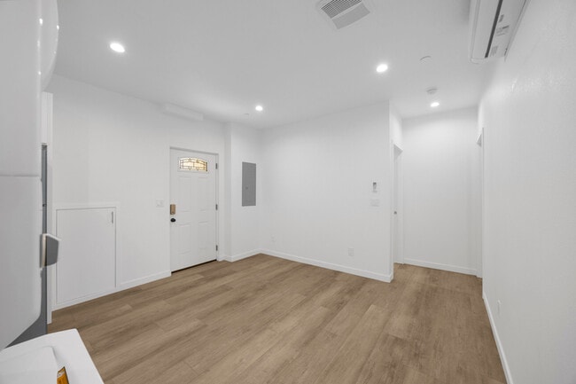 Building Photo - 308 N Catalina Ave