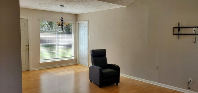 Building Photo - 2805 Knoxville Dr