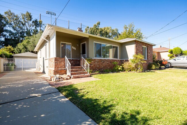 Foto del edificio - 7937 McConnell Ave