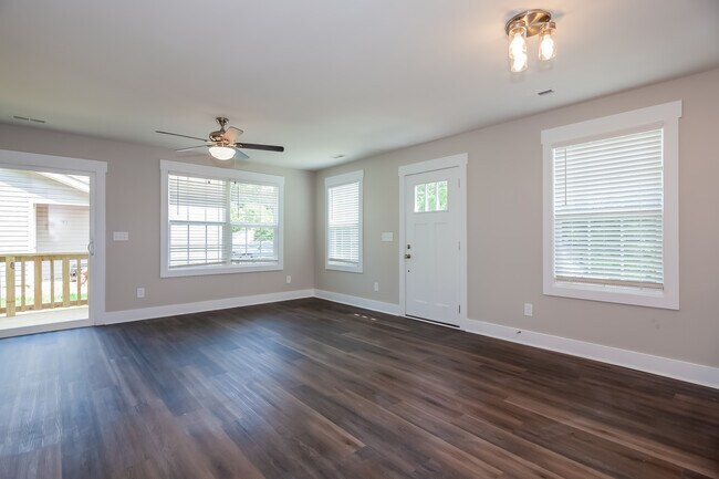 Building Photo - 607 N Scruggs St