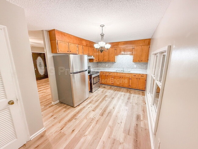 Building Photo - 811 Castleview Cir