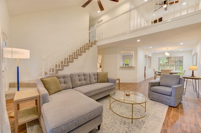 Building Photo - 56 E Village Knoll Cir