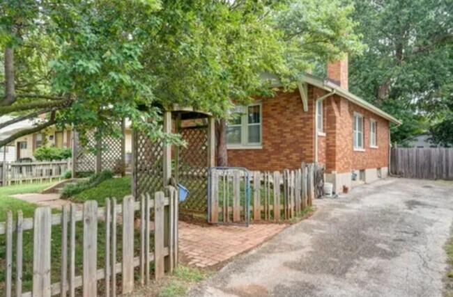 Foto del edificio - Spacious 3-Bedroom, 1-Bathroom Home AVAILABLE NOW!!
