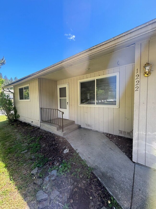 Building Photo - Syringa Dr Duplex