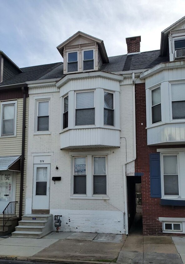 Primary Photo - 4 Bedroom 1 Bath Townhouse in York