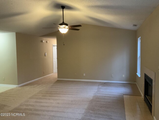 Building Photo - 305 Eider Loop