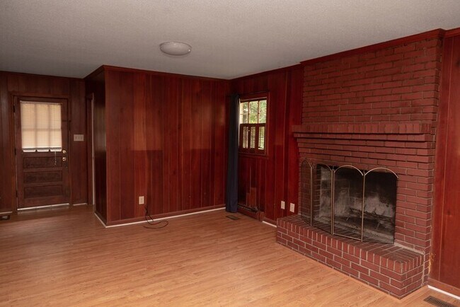 Building Photo - Spacious Duplex in Historic Hillsborough
