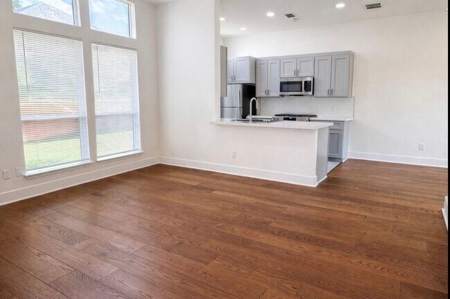 Foto del edificio - 6327 Southwood Ct N