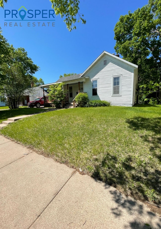 Building Photo - 828 Chippewa St